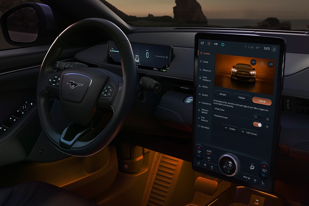 Vista interior del salpicadero y el volante de un coche eléctrico Ford.