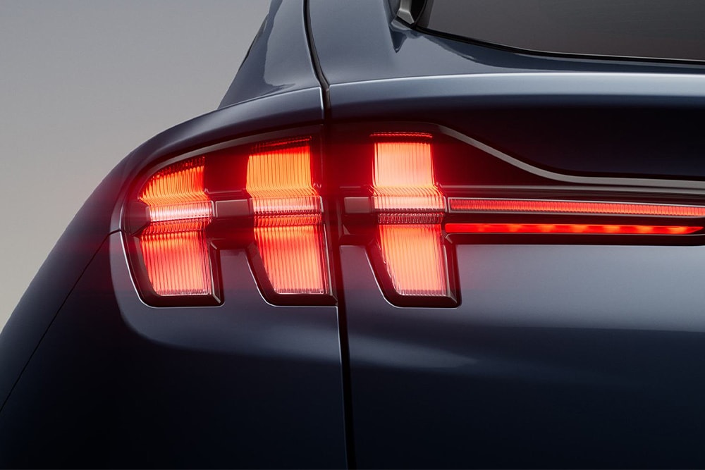 Vista trasera de un coche eléctrico Ford negro.