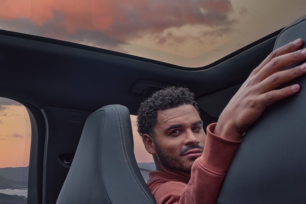 Hombre en el interior de un Ford Explorer