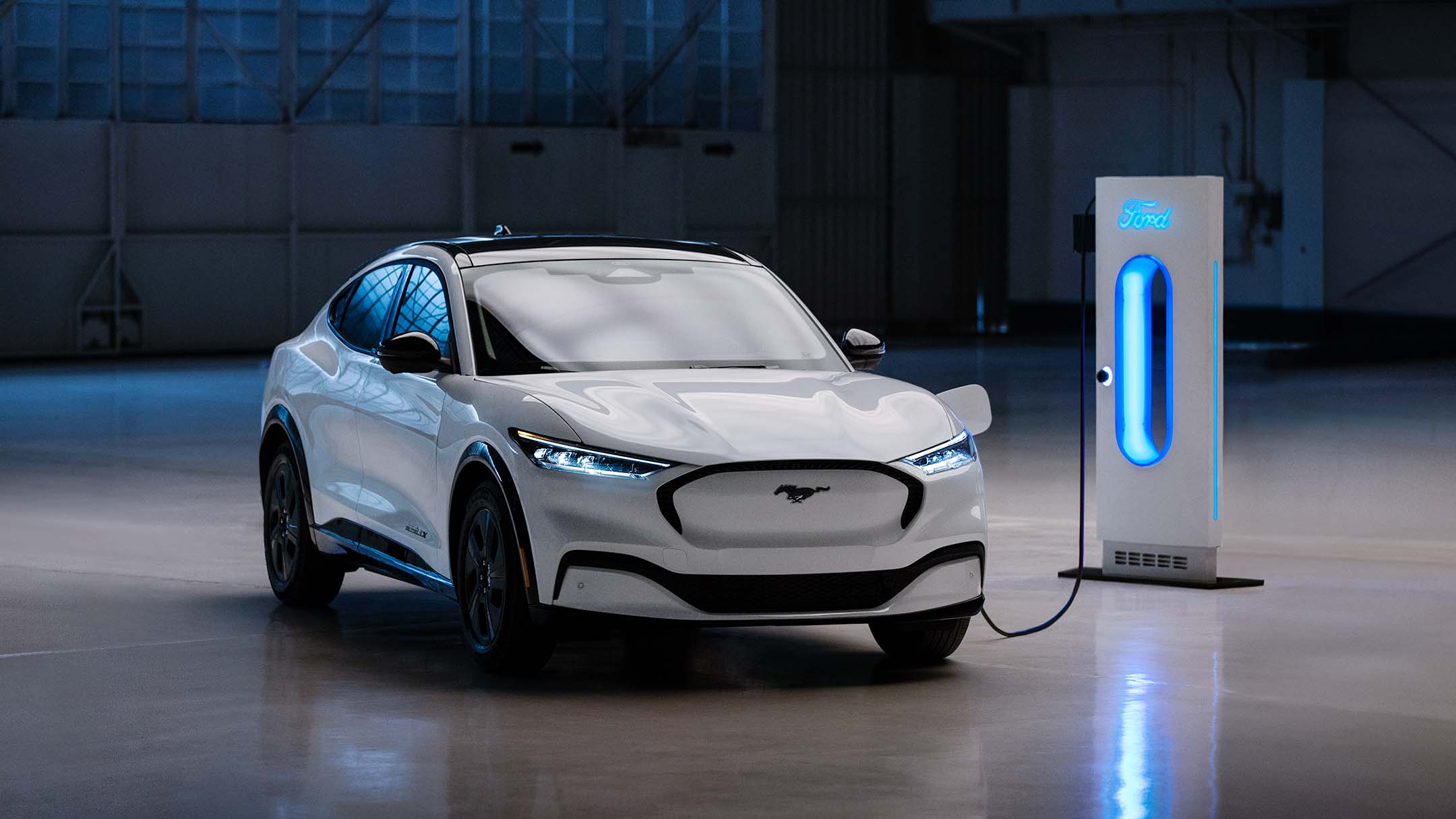 Coche eléctrico blanco cargando batería