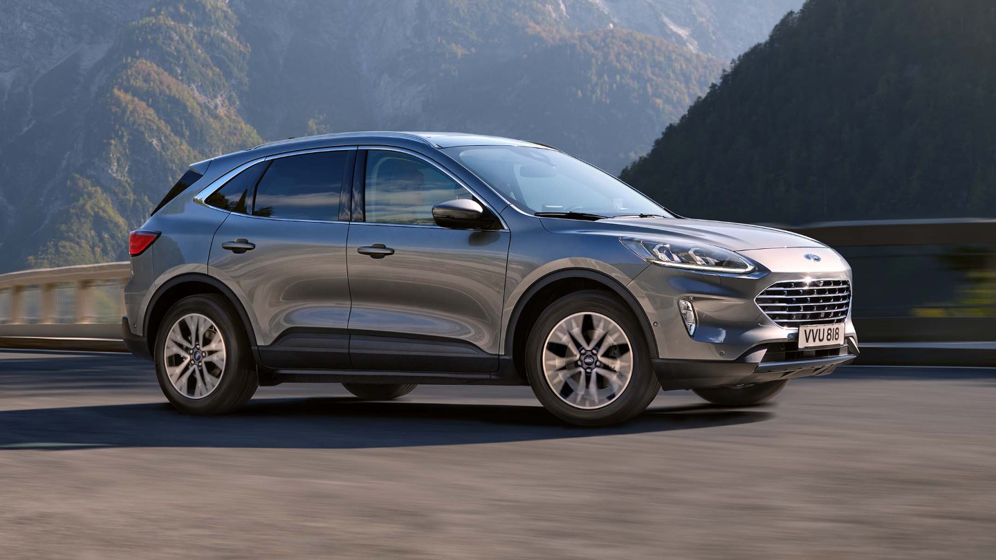 Ford Kuga de color azul plateado circulando por la naturaleza Silver Blue Ford Kuga driving in the nature