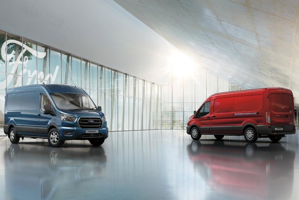 Dos vehículos comerciales Ford aparcados