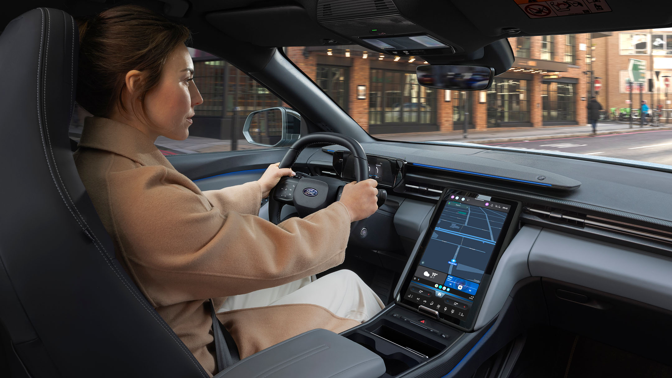 Foto del interior del Ford Explorer con una mujer conduciendo por una vía urbana.
