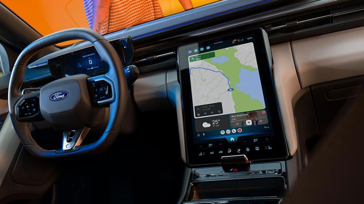 Imagen del interior del Ford Capri totalmente eléctrico que muestra el volante y la pantalla táctil del sistema SYNC Move.