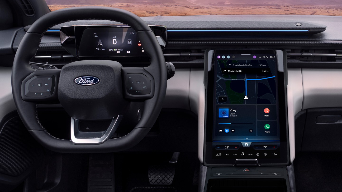 Imagen del interior del Ford Explorer totalmente eléctrico que muestra el volante y la pantalla táctil SYNC Move.