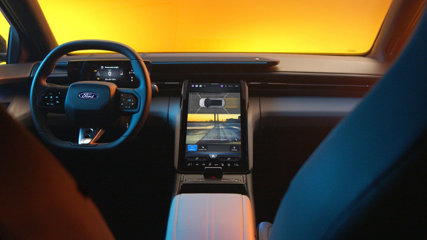 Imagen del interior del Ford Capri totalmente eléctrico que muestra el volante y la pantalla táctil del sistema SYNC Move.