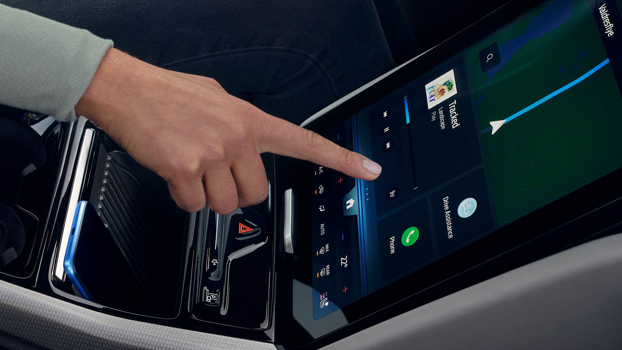 Mujer manipulando la pantalla táctil SYNC del Ford Explorer.