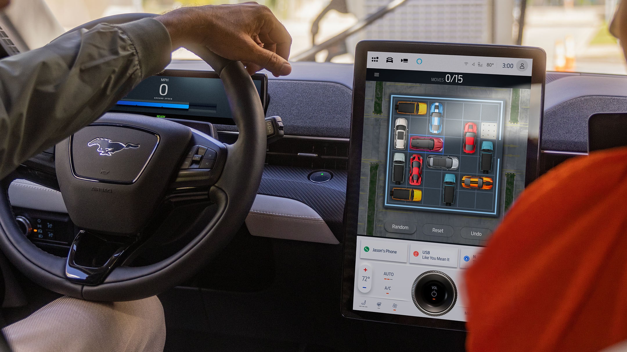 Imagen del interior del Ford Mustang Mach-E que muestra el volante y la pantalla táctil SYNC.