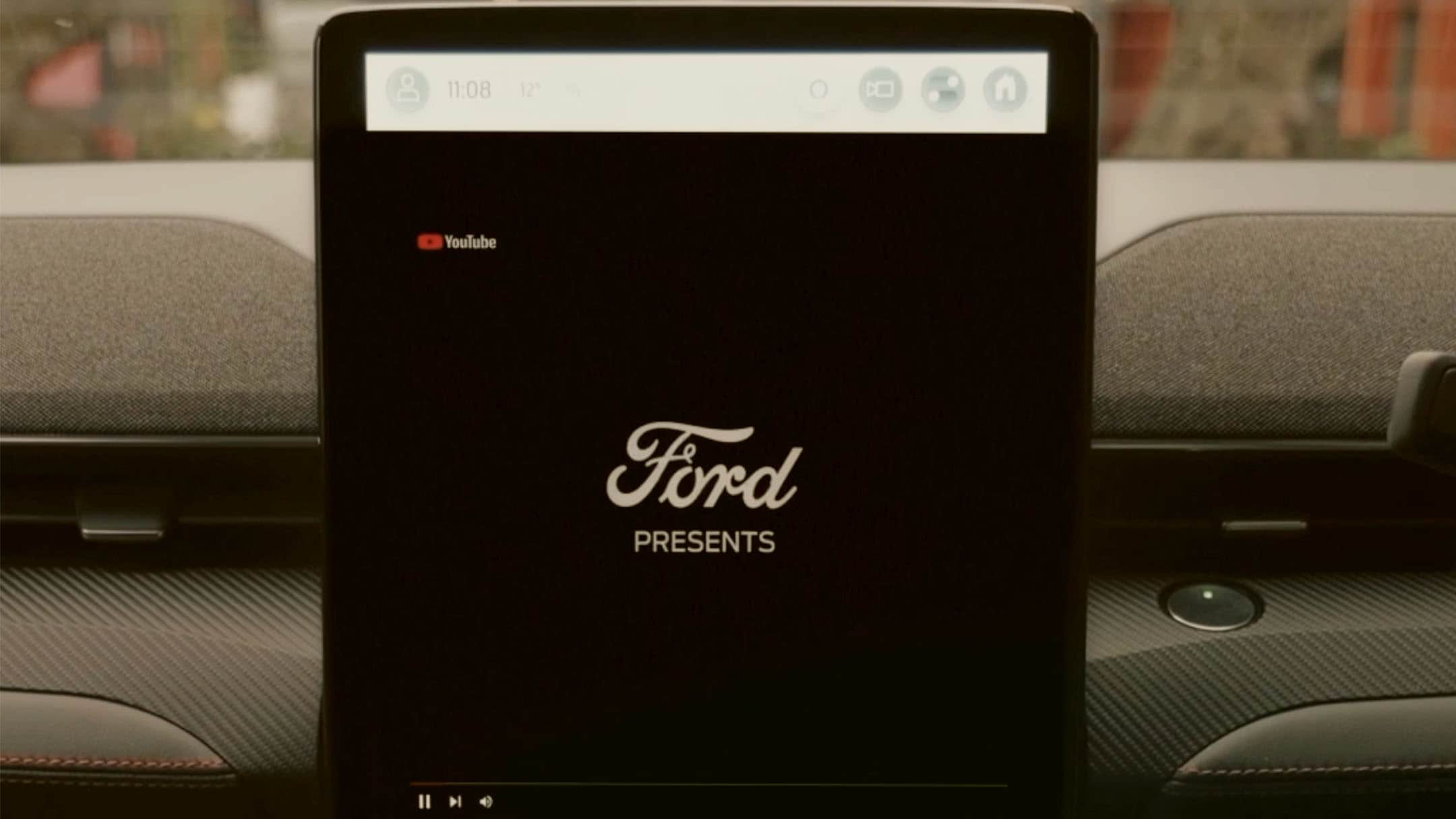 Pantalla informativa de Ford en color negro. 
