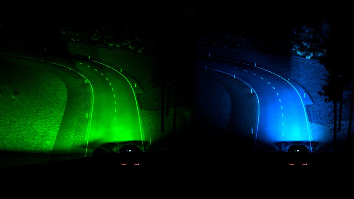 Dos imágenes que muestran las luces de giro dinámicas y predictivas, una luz en verde y la otra en azul.