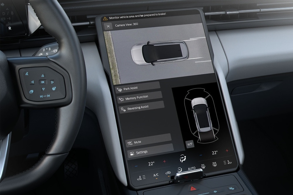 Primer plano de la pantalla táctil SYNC del Ford Explorer que muestra la cámara de 360° que se utiliza en la pantalla.