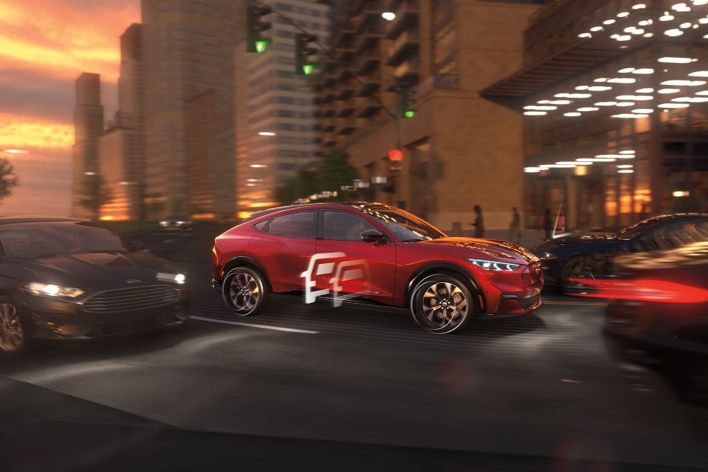 Ford Mustang Mach-E en la carretera con cajas