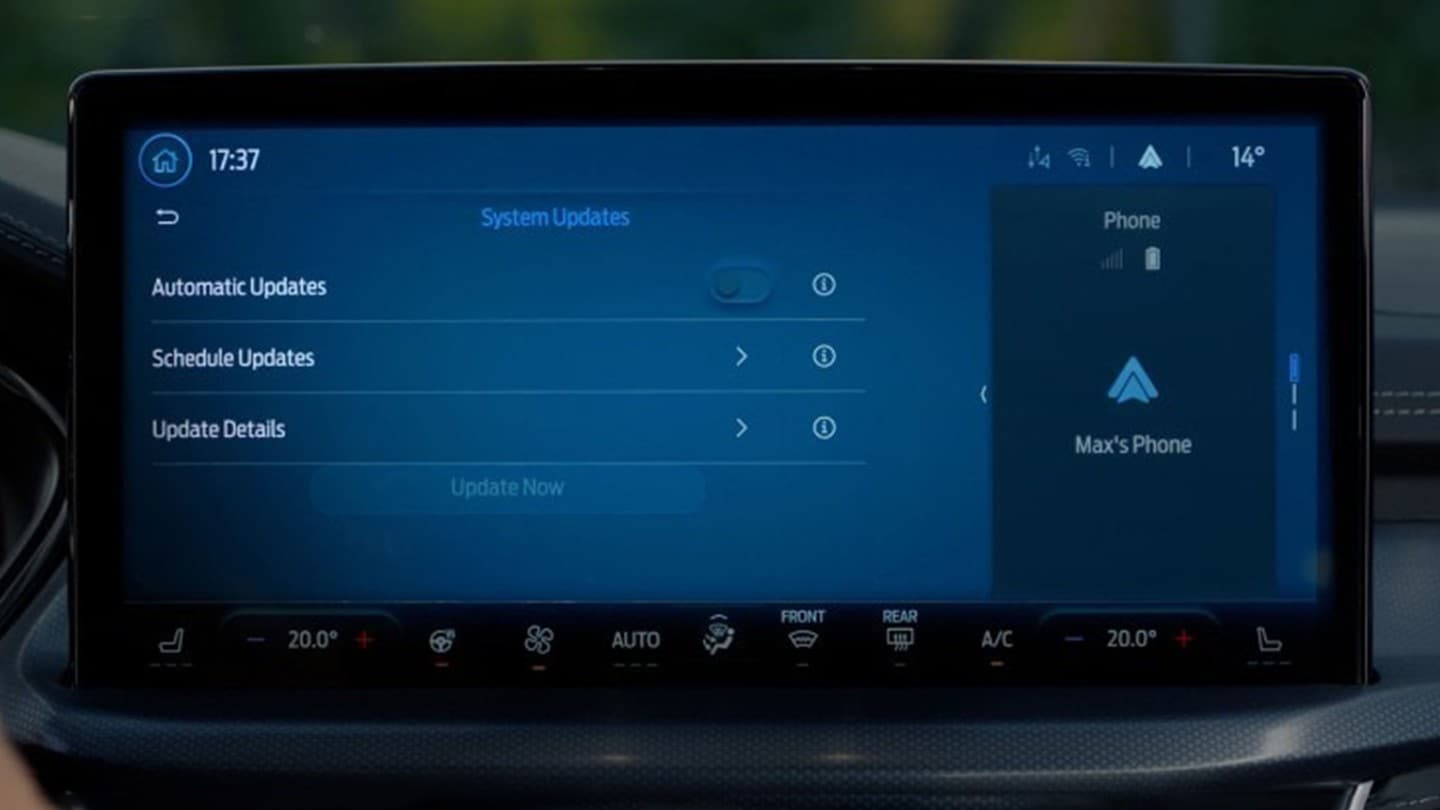 SYNC 4 mostrando actualizaciones automáticas en la pantalla.