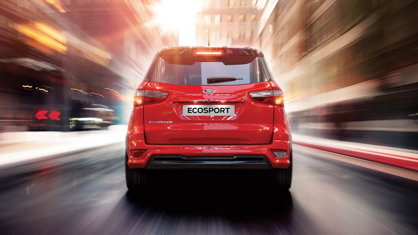 Vista trasera del Ford EcoSport en Azul circulando por ciudad