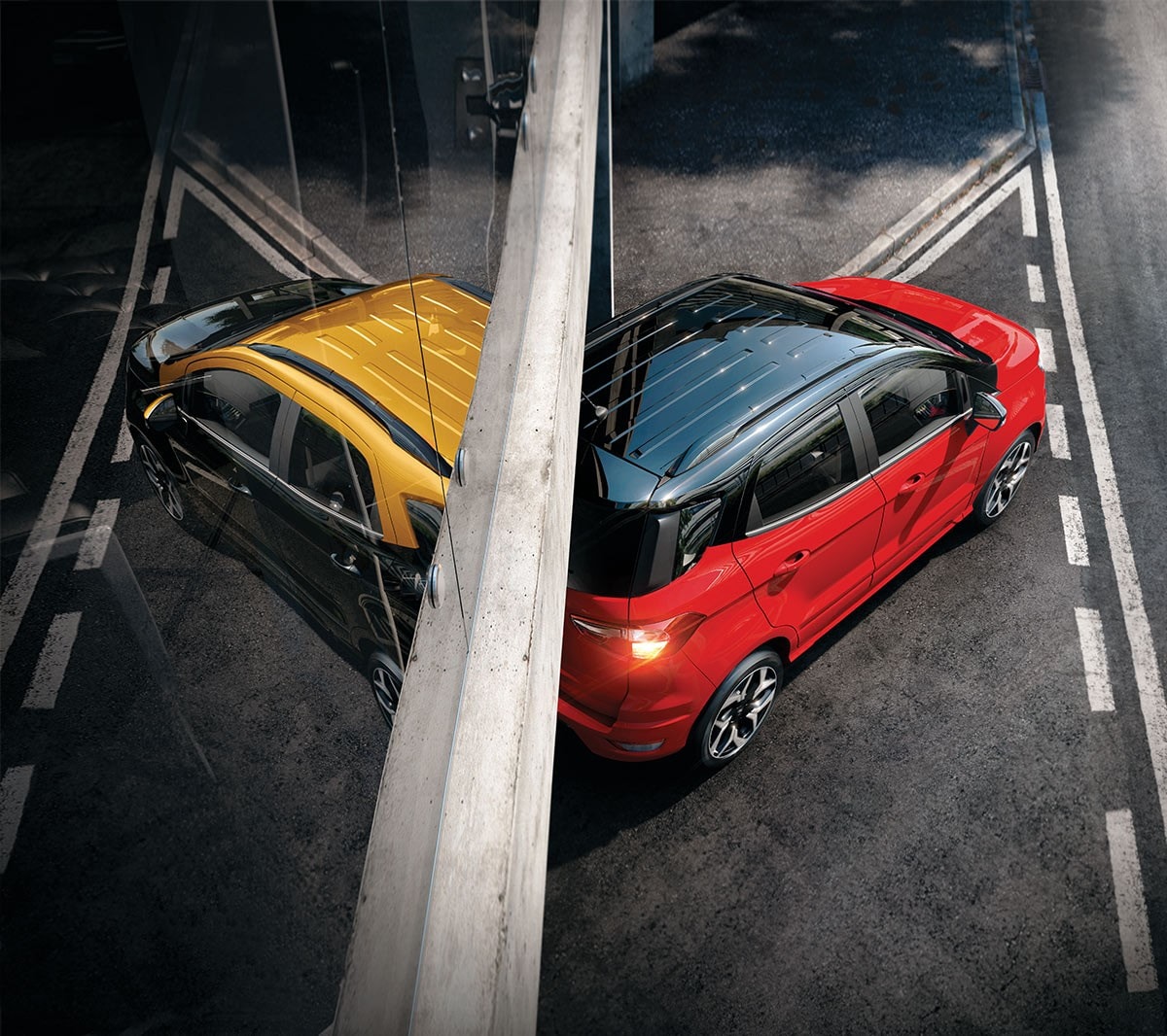 Vista aérea de dos Ford EcoSport en Naranja atardecer y Rojo