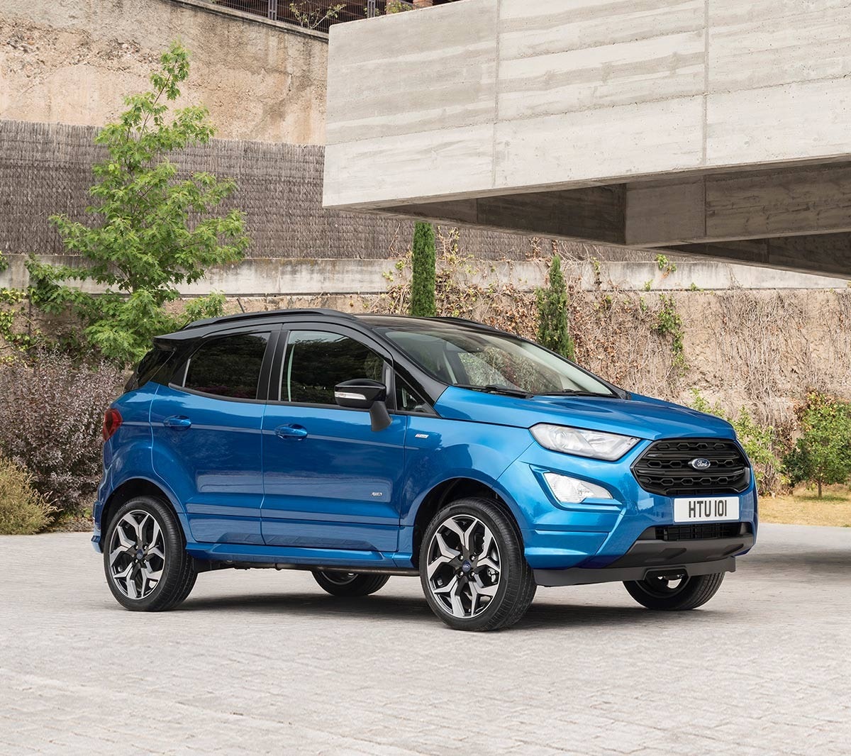 Ford EcoSoprt en Azul aparcado