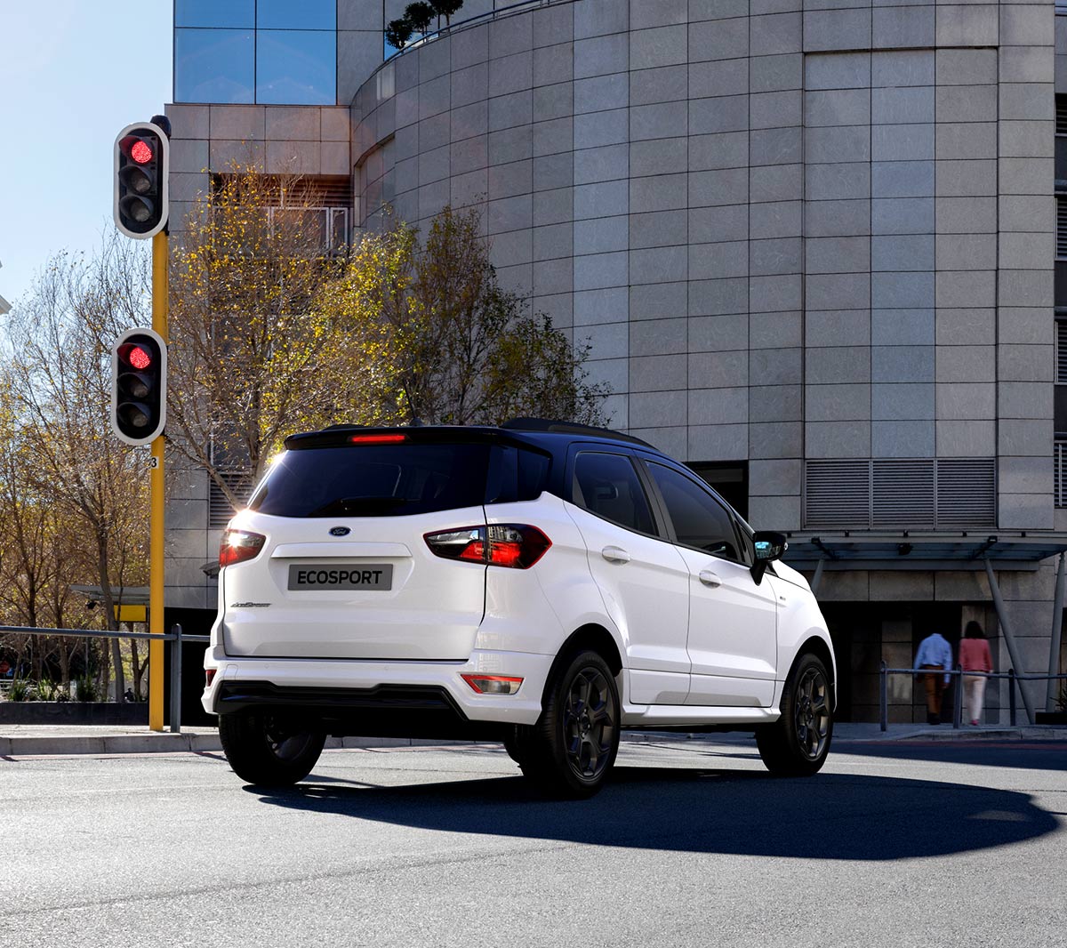 Vista trasera del Ford EcoSport en Blanco aparcado