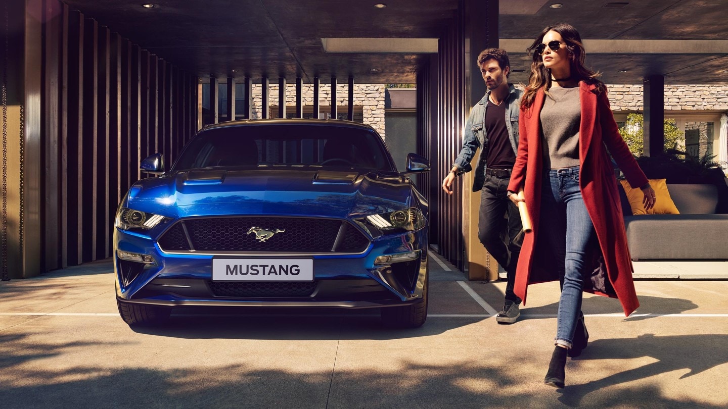 Vista delantera Ford Mustang azul 