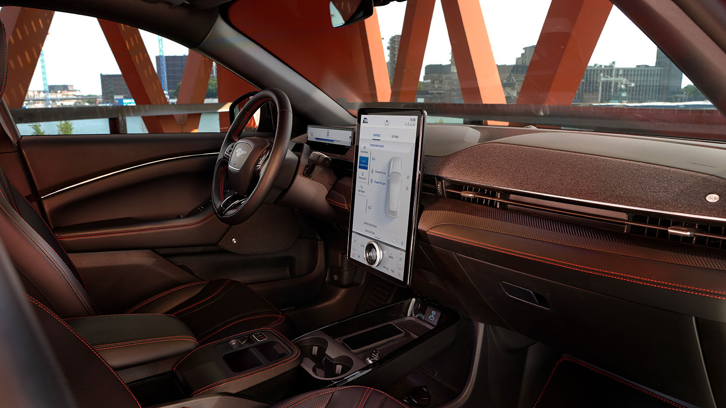 Una imagen del interior del Ford Mustang Mach-E que muestra la pantalla táctil SYNC 4 de 15,5" y el elegante acabado interior.