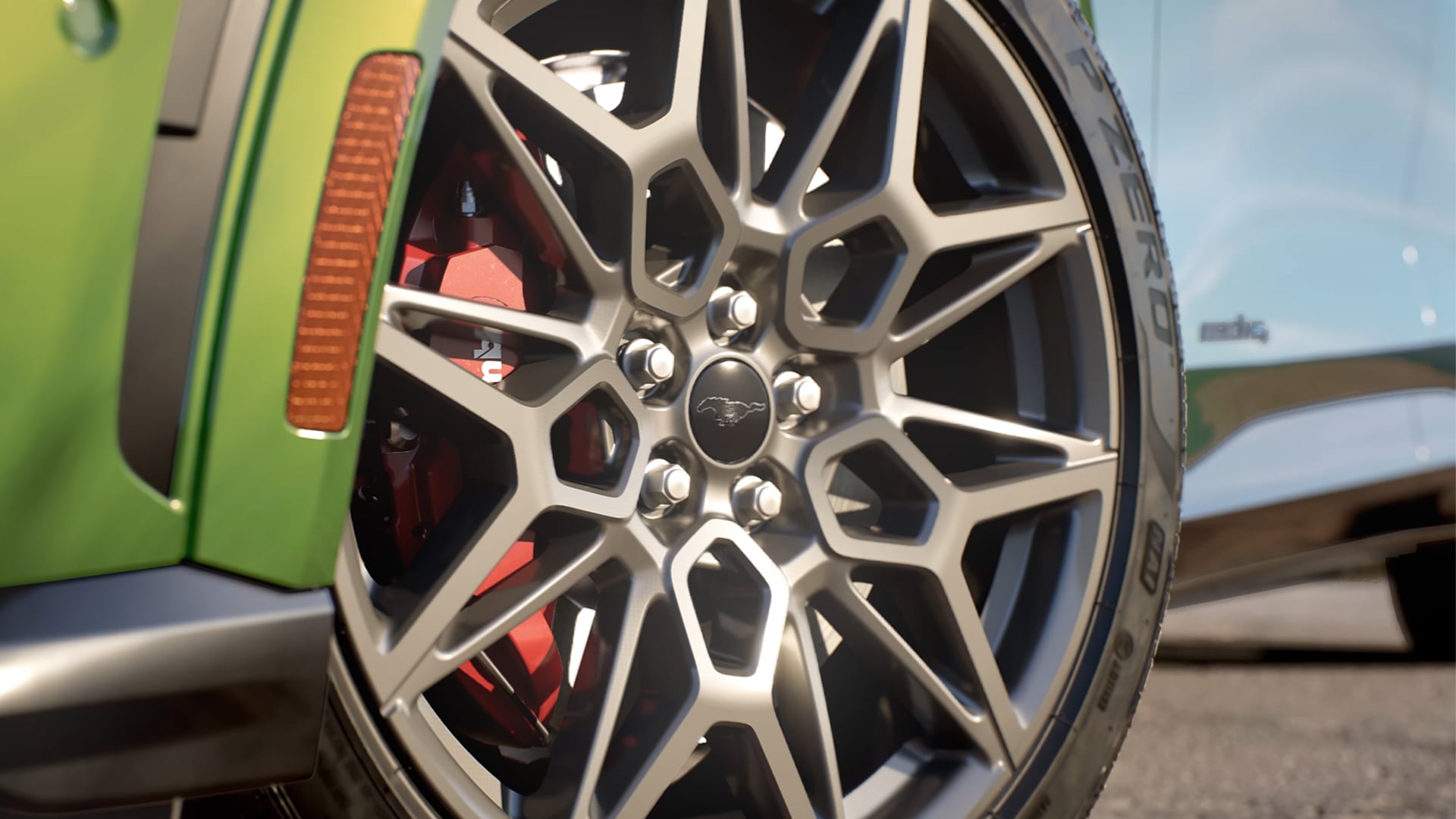 Un primer plano del Ford Mustang Mach-E que muestra las llantas de aleación de aluminio fundido de 20" en Carbonised Grey.