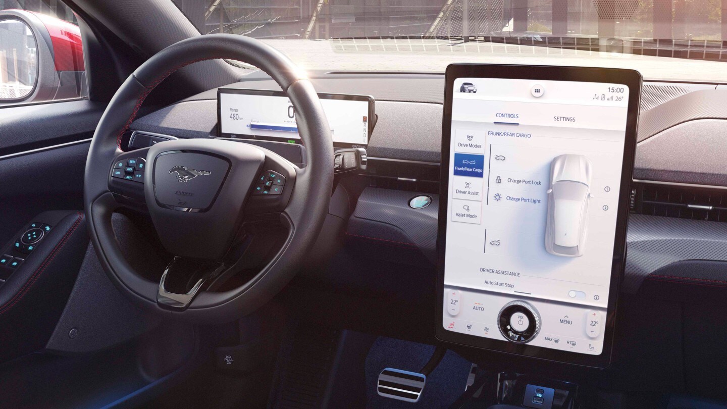 Nuevo Mustang Mach-E cabina interior con volante y pantalla SYNC