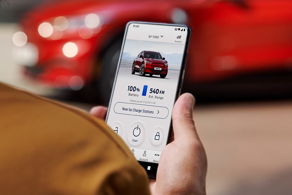 Una persona mirando la aplicación FordPass