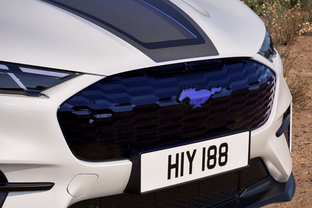 Primer plano del parachoques delantero de un Star White Mustang Mach-E GT California Special.