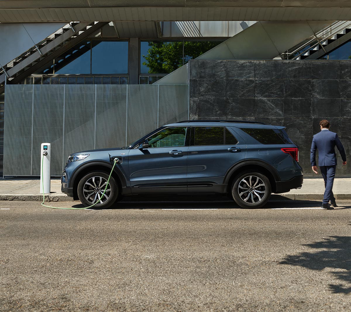 Ford Explorer en estación de carga 