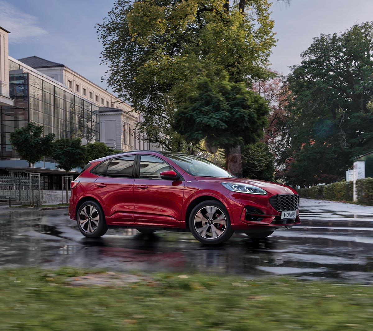 Kuga PHEV en conducción por la ciudad 