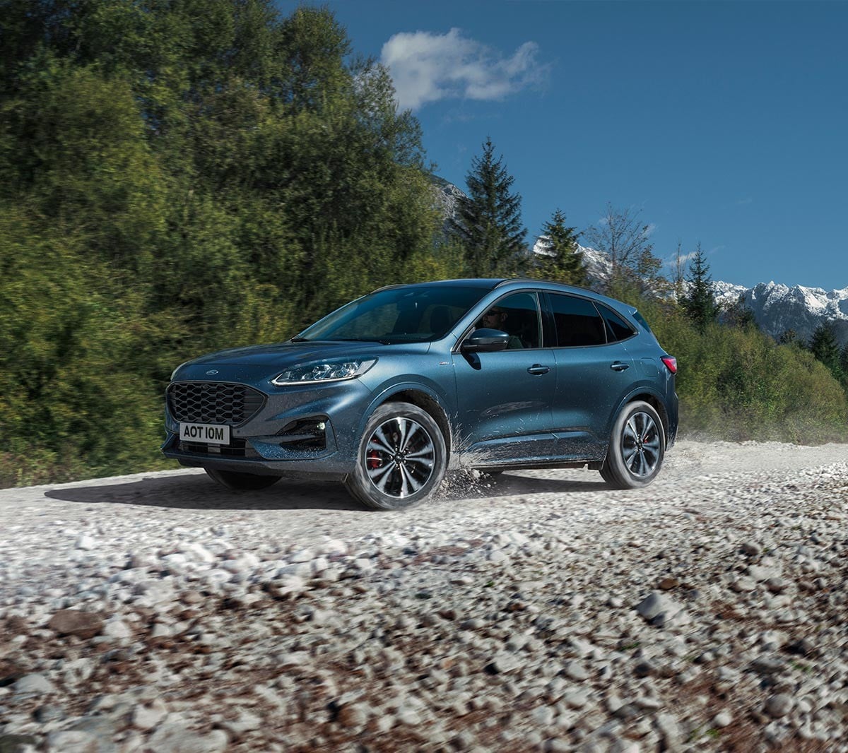 Ford Kuga en azul sobre terreno rocoso