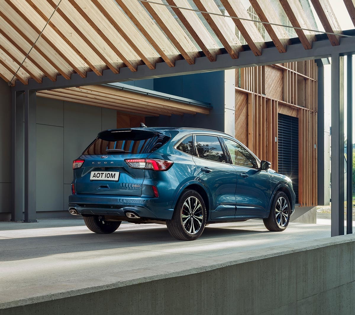 Ford Kuga en azul, vista traser