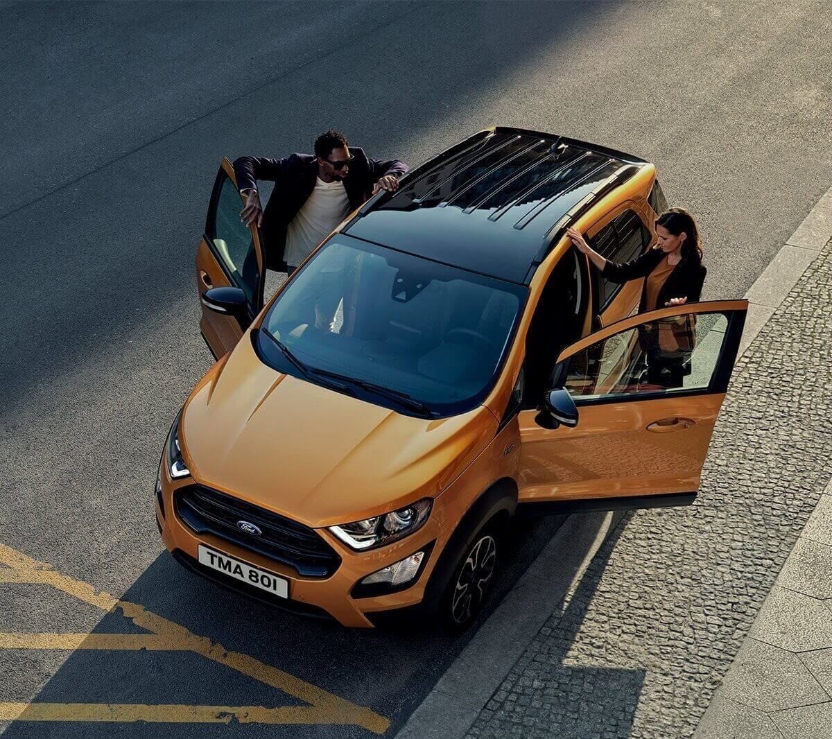 Fotografía tomada desde el aire del nuevo Ford EcoSport Active y una mujer