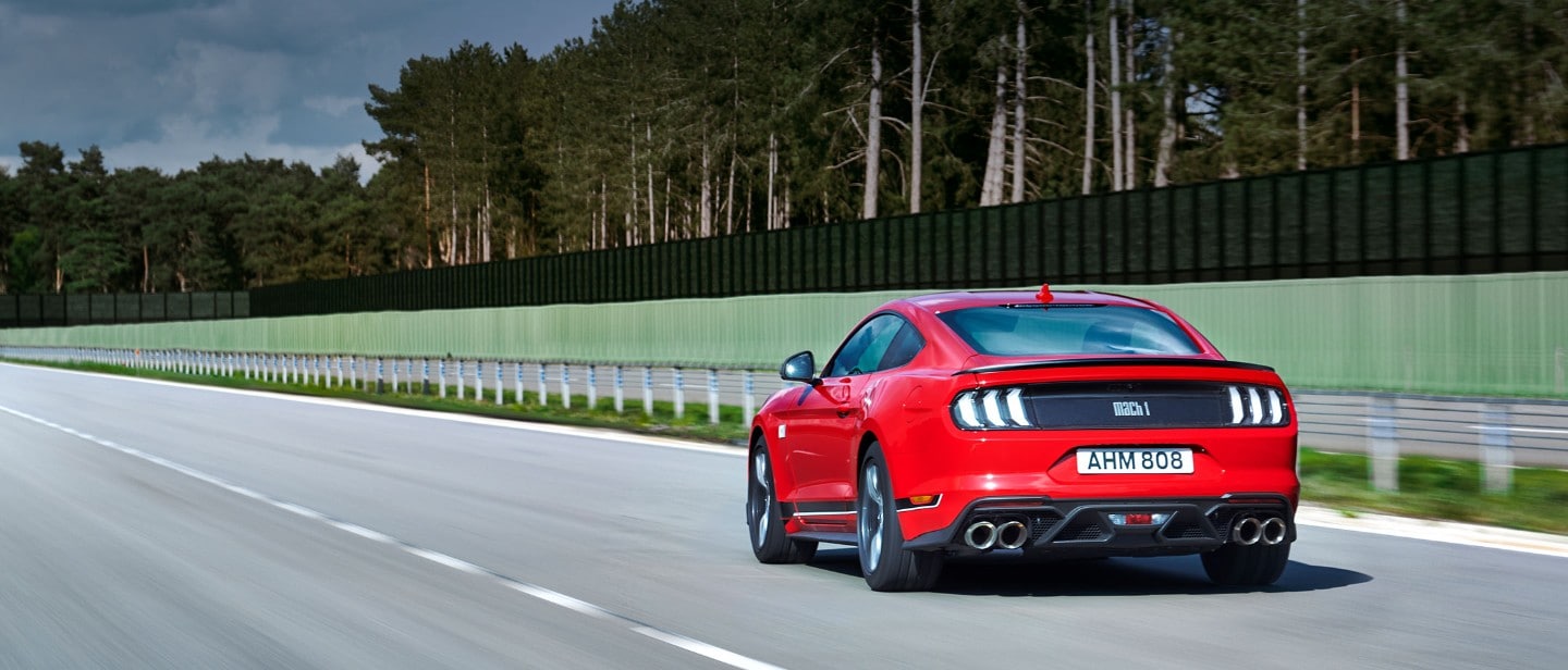 Vista trasera de un Ford Mustang Mach 1 amarillo