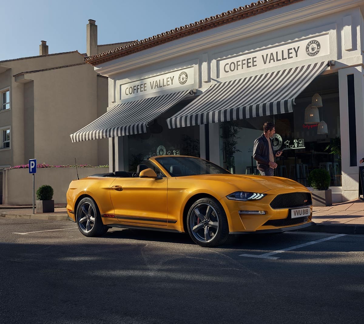 Mustang GT California Special en amarillo por la ciudad