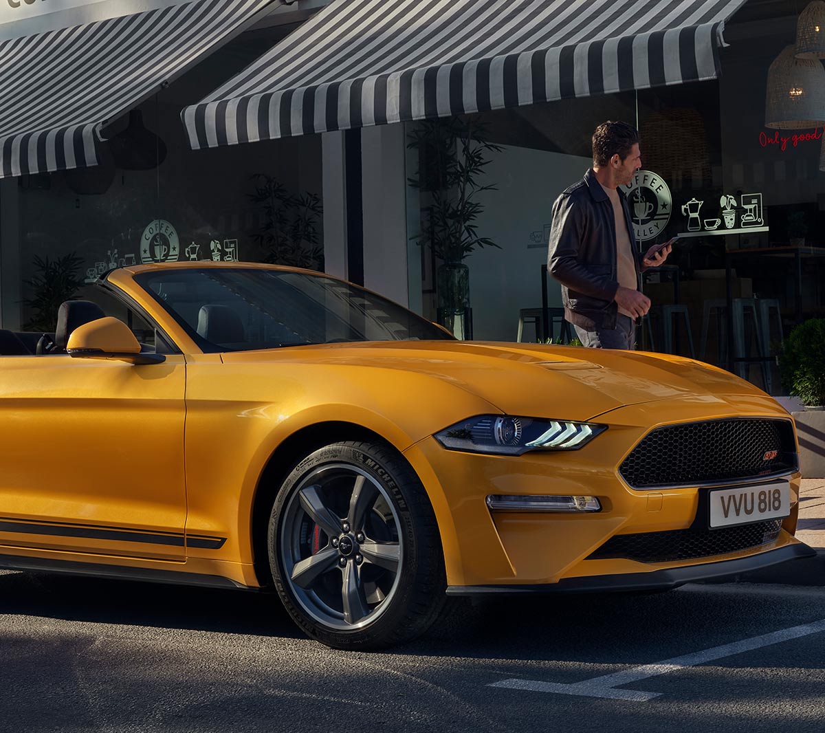 Mustang GT California Special en amarillo por la ciudad