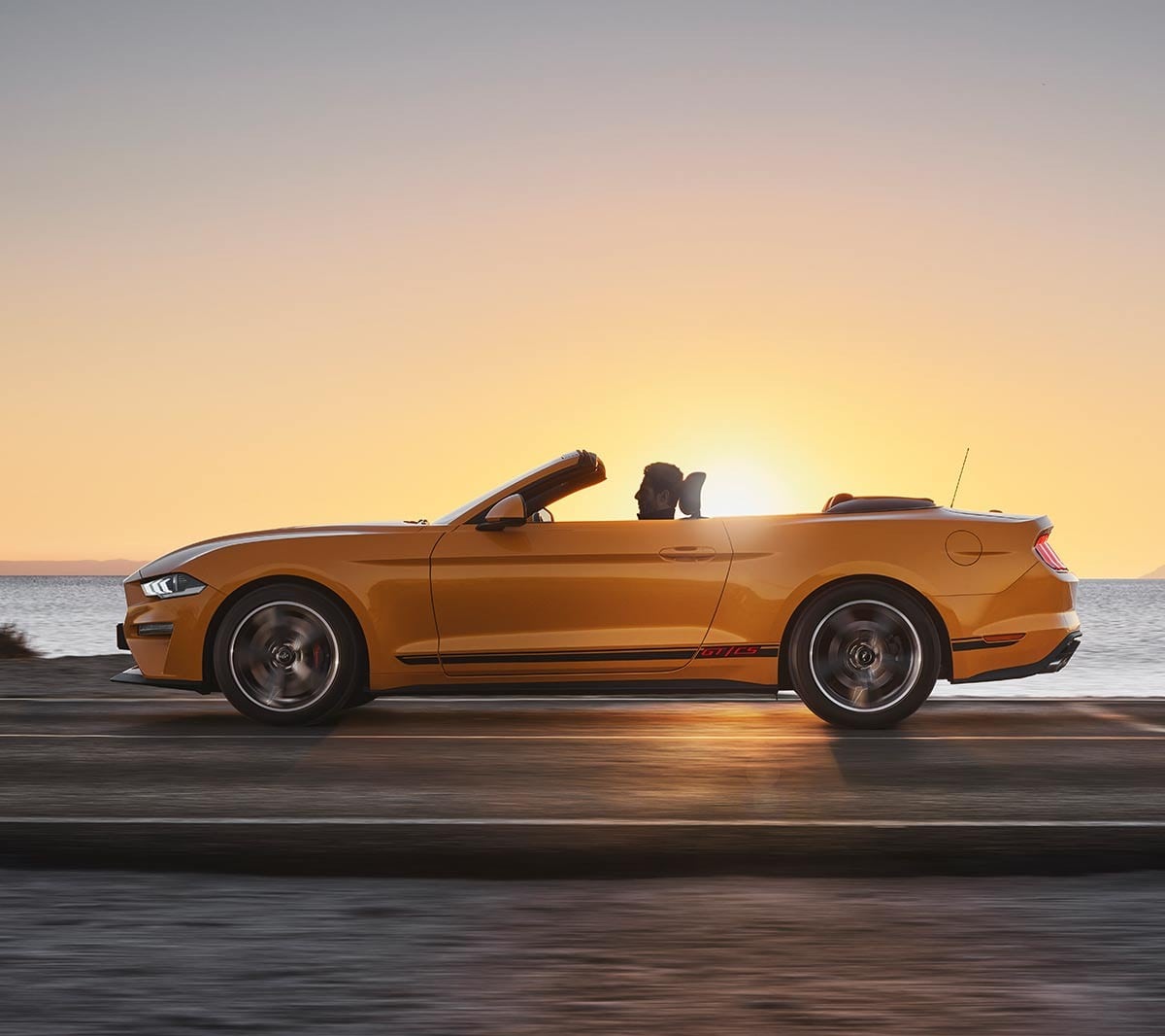 Mustang GT California Special al atardecer 