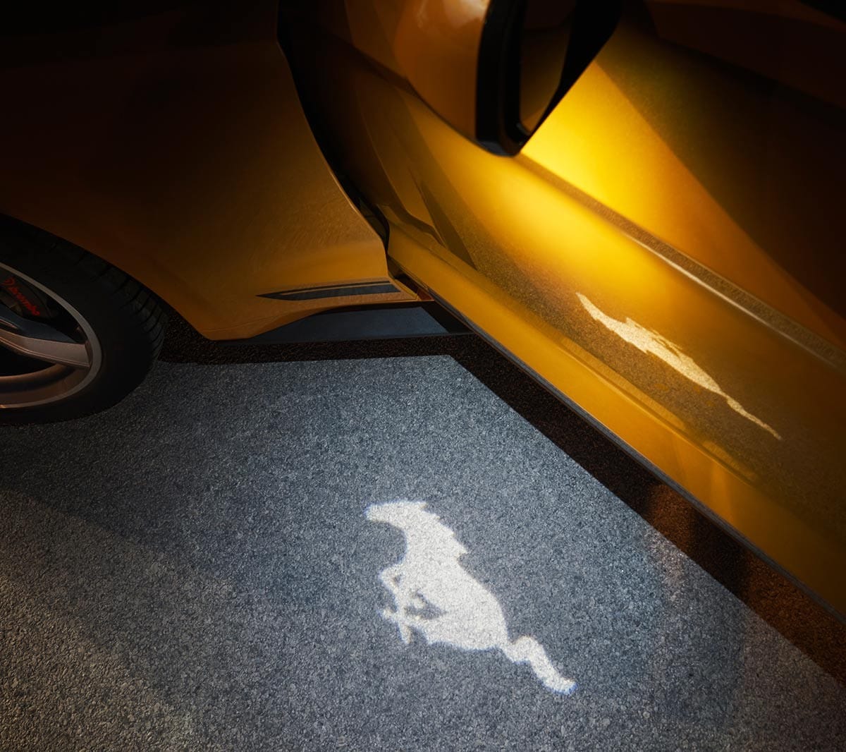  Logo Mustang iluminado 