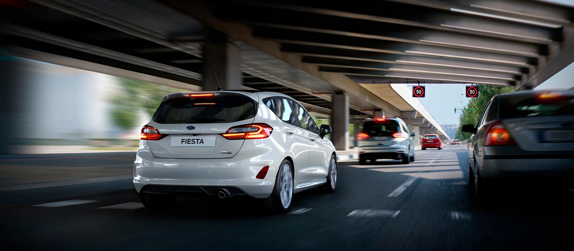 Un Ford Fiesta Zetec plateado, también conocido como Fiesta Style, conduciendo por una autopista