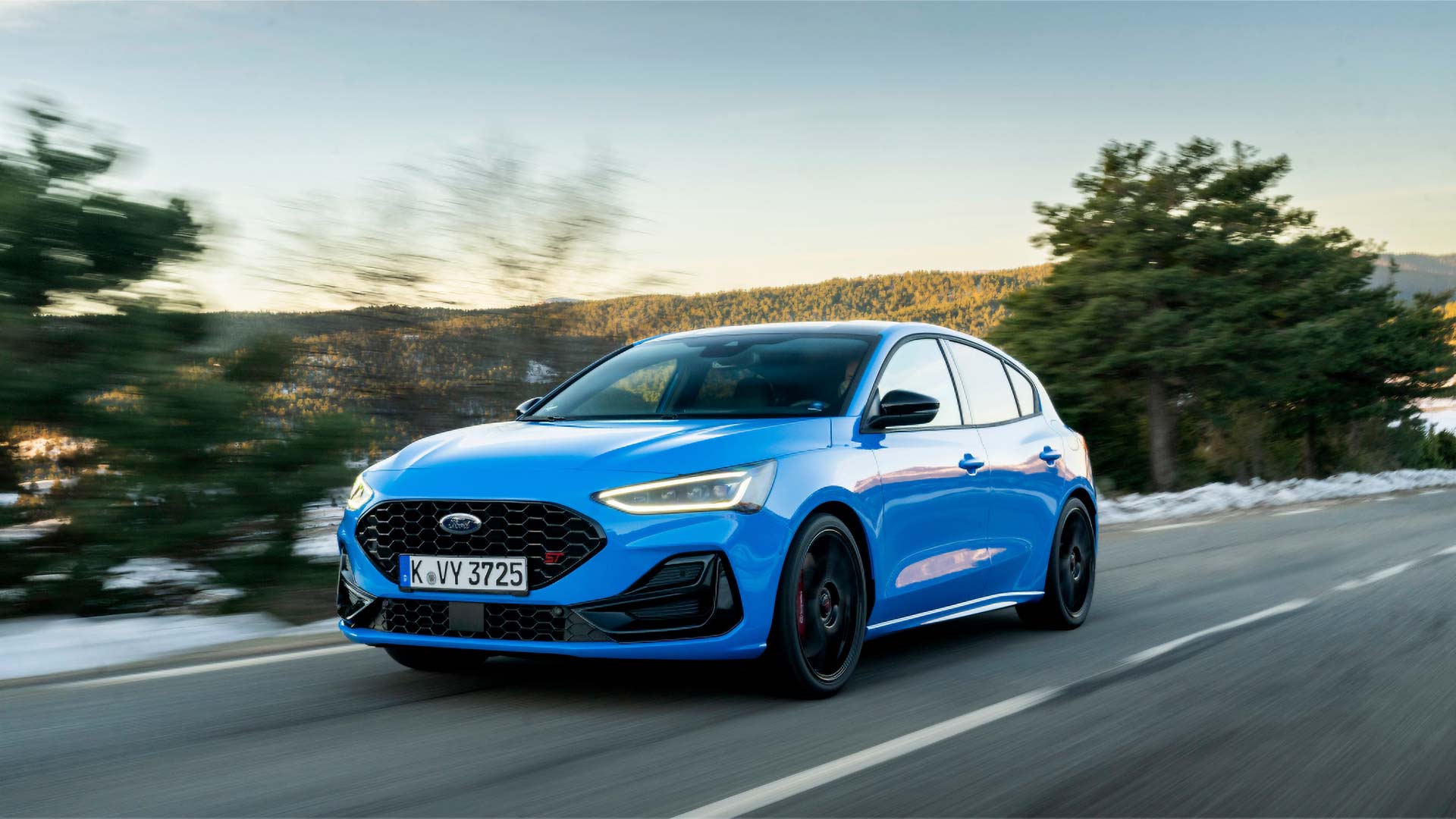 Vista delantera de un Ford Focus ST azul.