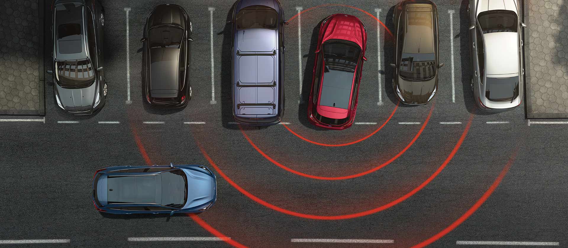 Un gráfico de arriba hacia abajo que muestra una fila de espacios de estacionamiento. Las líneas de radar muestran una alerta en el Ford Focus rojo que da marcha atrás, mostrando un peligro cercano.