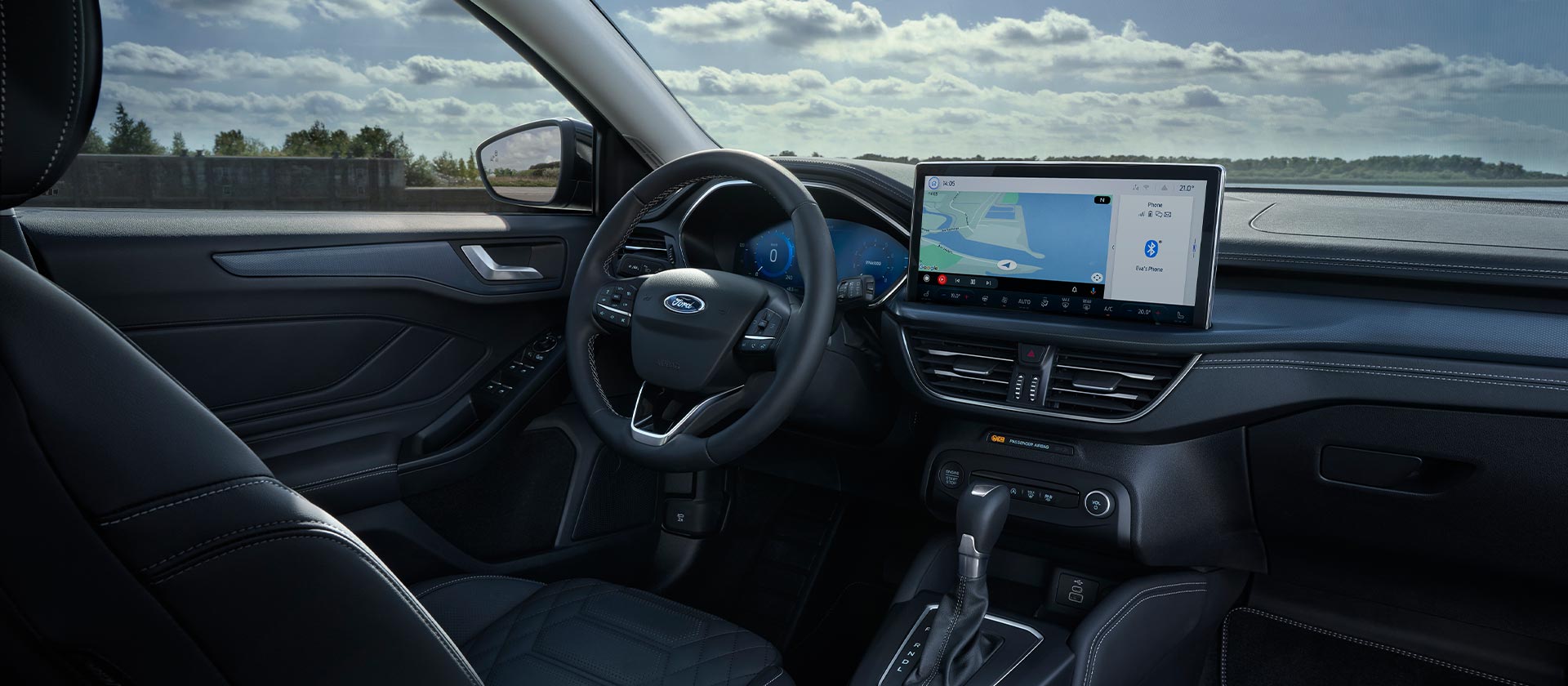 Vista interior del Ford Focus, mostrando el salpicadero, la pantalla de infoentretenimiento con navegación y el volante.