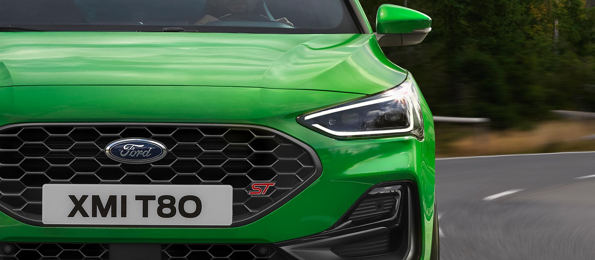 Una vista frontal del Ford Focus ST Mean Green, que muestra la parrilla en forma de panal y la insignia ST.