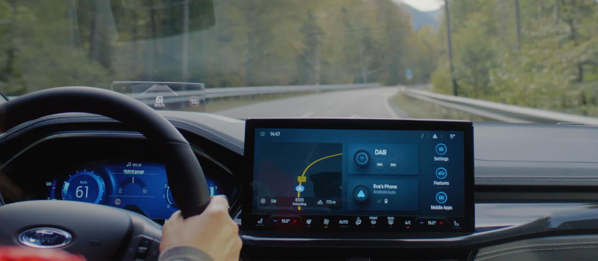 El tablero del Ford Focus con la pantalla táctil de infoentretenimiento SYNC® 4 de 13.2" que muestra navegación y radio.