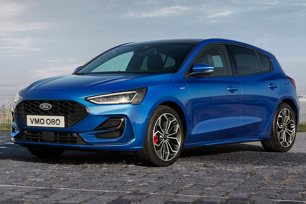 Un Ford Focus ST-Line hatchback azul con pinzas de freno rojas estacionado en una superficie pavimentada.