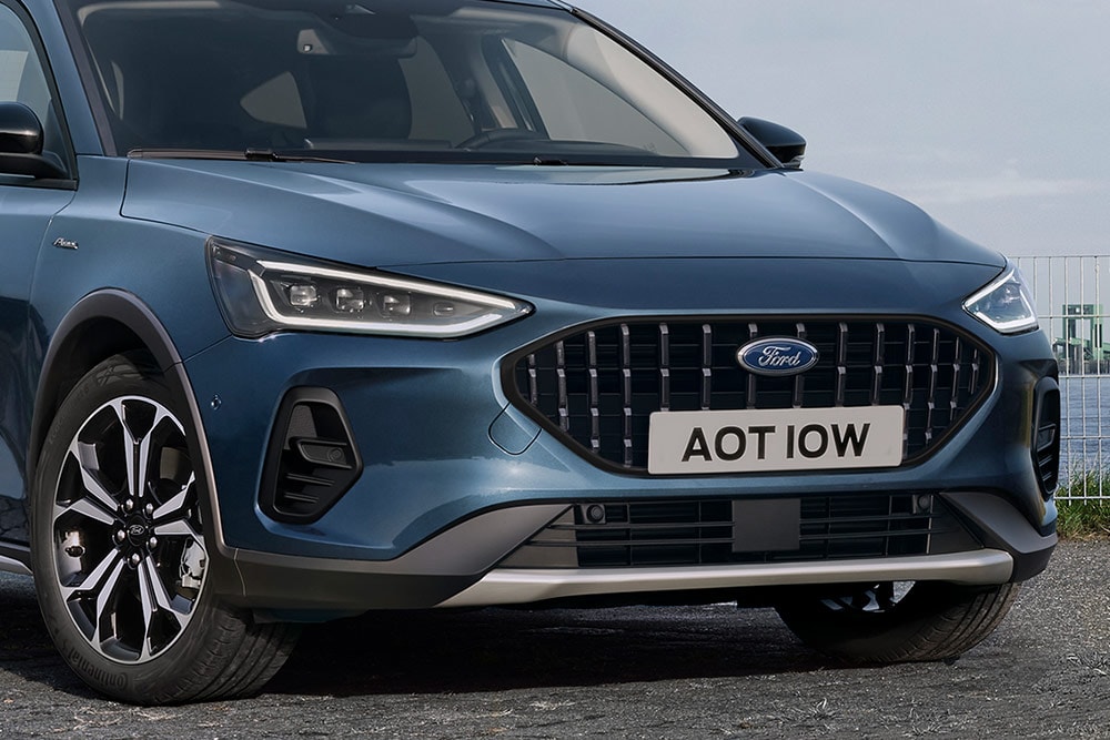 Vista frontal de un Ford Focus Active hatchback azul oscuro, destacando los faros y la parrilla delantera.
