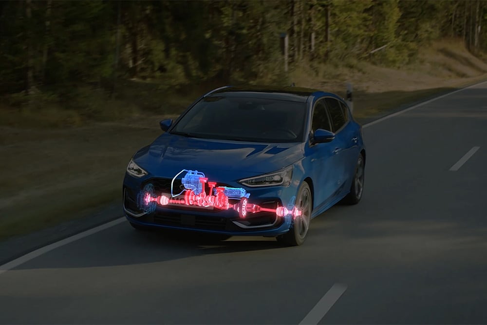 Un Ford Focus azul con una ilustración que muestra el EcoBoost Hybrid trabajando en la parte delantera del coche.