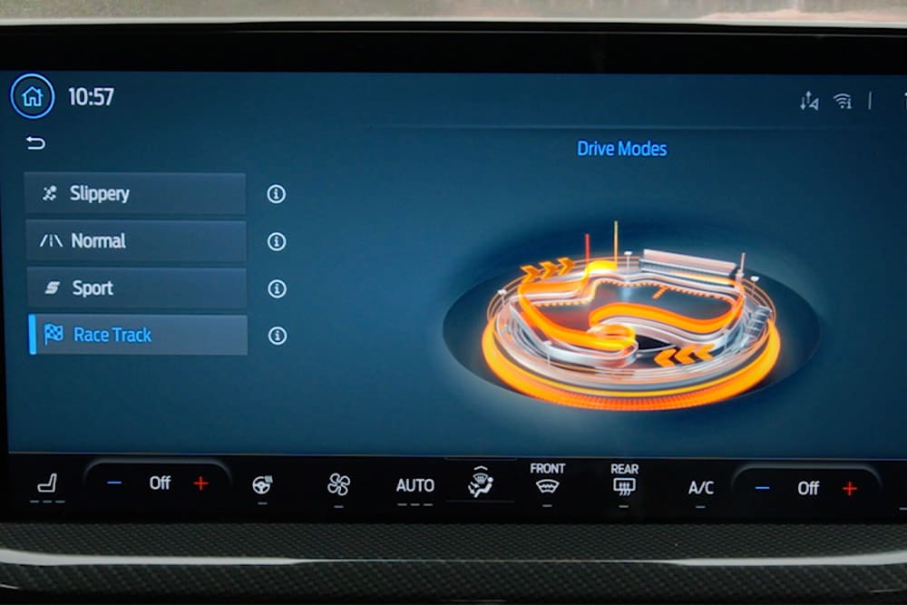 Un primer plano de la pantalla táctil SYNC® 4 de 13.2" en el Ford Focus que muestra los modos de manejo seleccionables.