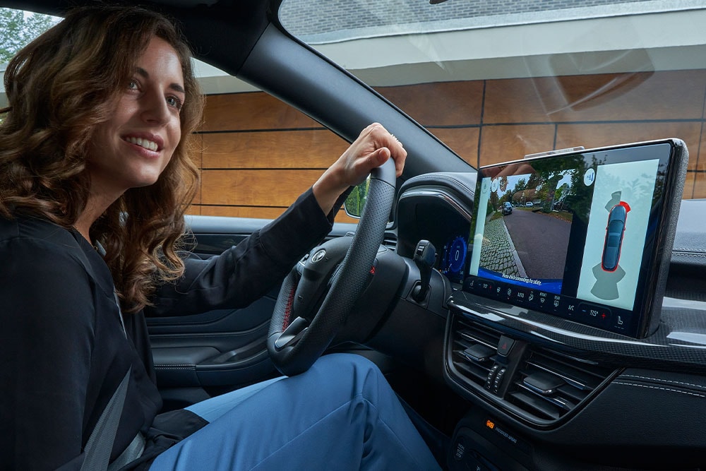 Imagen de una mujer sentada en el asiento del conductor de un Ford Focus.