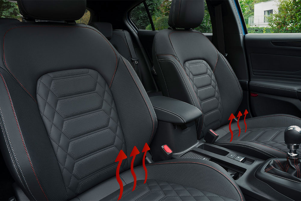 Flechas rojas ascendentes que salen desde los asientos delanteros de un Ford Focus.