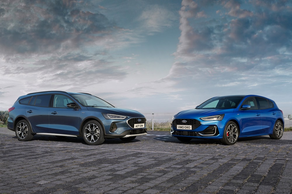 Un Ford Focus Estate y un Ford Focus hatchback estacionados en la carretera.